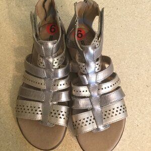 New with out tags Clarks sandals goldish in color size 6 excellent condition